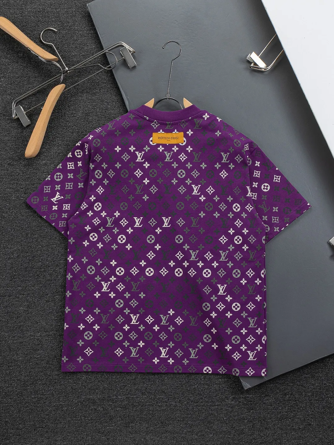 🅿️200 Louis Vuitton 1V LV lv slightly wide version S-XL LV 26ss new products are available at the counter simultaneously. Multiple craftsmanship. Chest patch letters 🪡 embroidery. Back patch letters four-leaf clover 🍀🪡 embroidery. Round neck short-sleeved T-shirt, same style for men and women! Consigned to one-to-one creation. Synchronized with the official website, pure cotton fabrics at the counter! It is close to the skin and comfortable, durable and easy to wear. It has a classic and simple logo design and meticulous original craftsmanship. Short-sleeves, a must-have item for men, do not appear to be the same for the general public, but must be unique and eye-catching. This LV short-sleeve is all about quality, comfort, the same shape and fashion as always, including fabrics and cutting techniques. All of them have been made with great effort! 320 grams of washed pure cotton fabric, pure cotton is breathable, very refreshing and comfortable for daily wear. The rib knitting on the neckline is smooth and tight, and the neckline will not be skewed if you toss it at will. The loose version, you will find that it looks really good on the upper body. The overall is minimalist and neat, super versatile for daily use! Pair it casually with a pair of pants for a youthful look. A T-shirt will make your outfit crazy. It is a fashionable item that can never go wrong! Color: Green Blue Purple Size: S-XL Size chart: S: Shoulder width 50-Bust 56-Length 70 M: Shoulder width 52-Bust 57-Length 72 L: Shoulder width 54-Bust 59-Length 74 XL: Shoulder width 56-Bust 62-Length 76